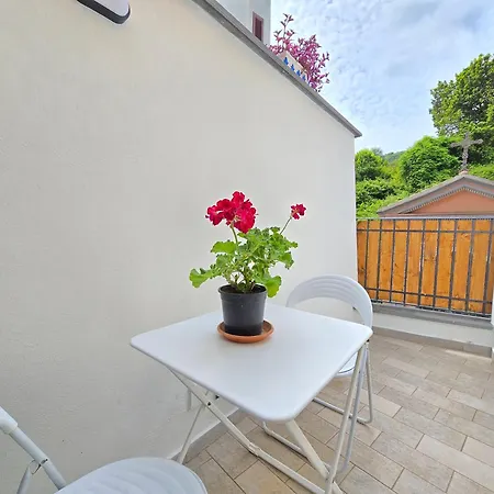 Casa Margi - Cozy By The Square 아파트