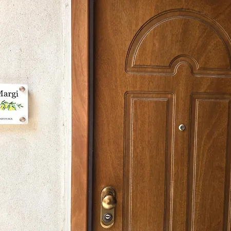 Casa Margi - Cozy By The Square 아파트 *